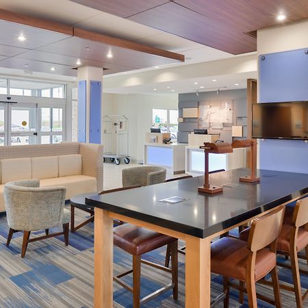 Holiday Inn Express & Suites Madison By Ihg Exterior foto