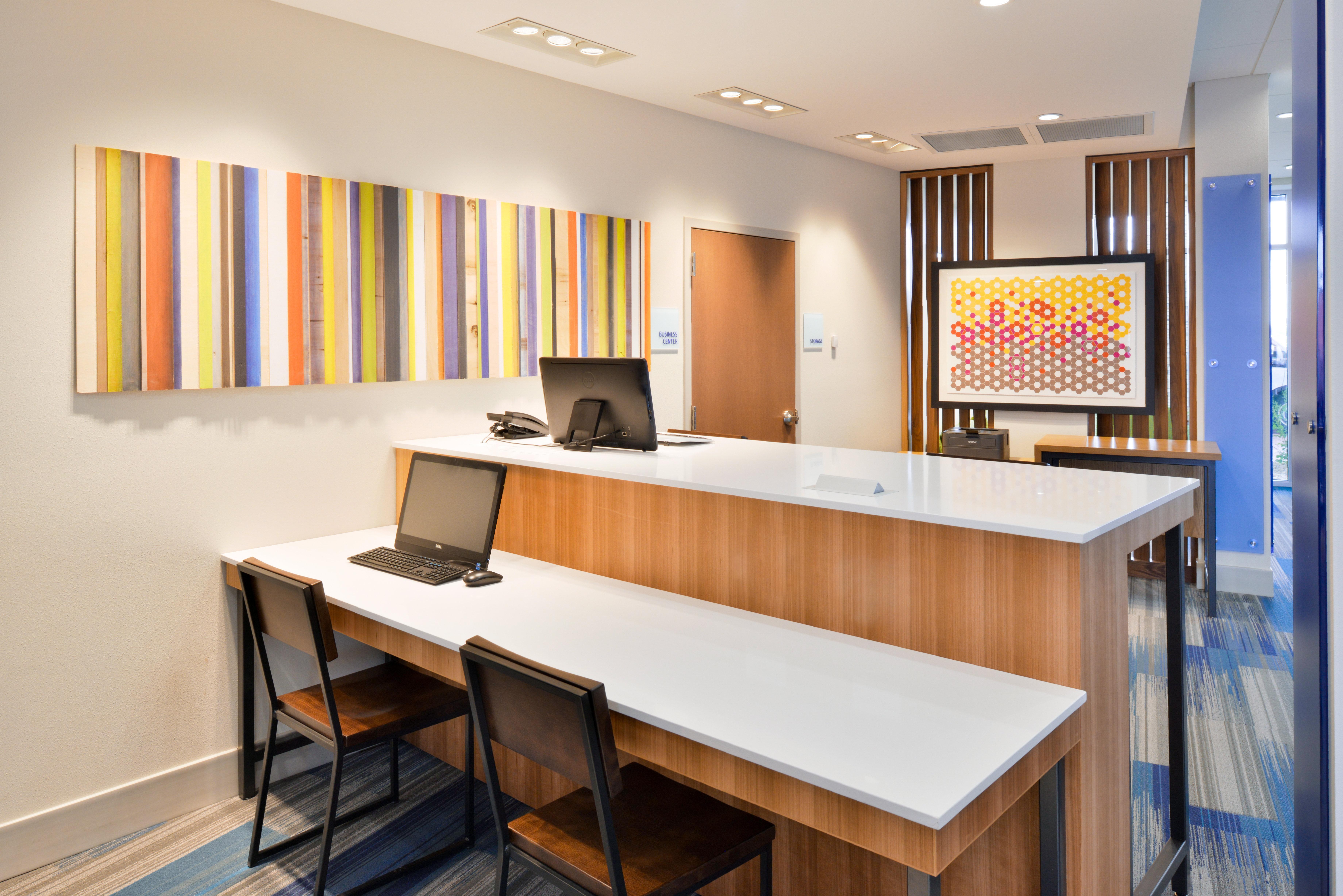Holiday Inn Express & Suites Madison By Ihg Exterior foto