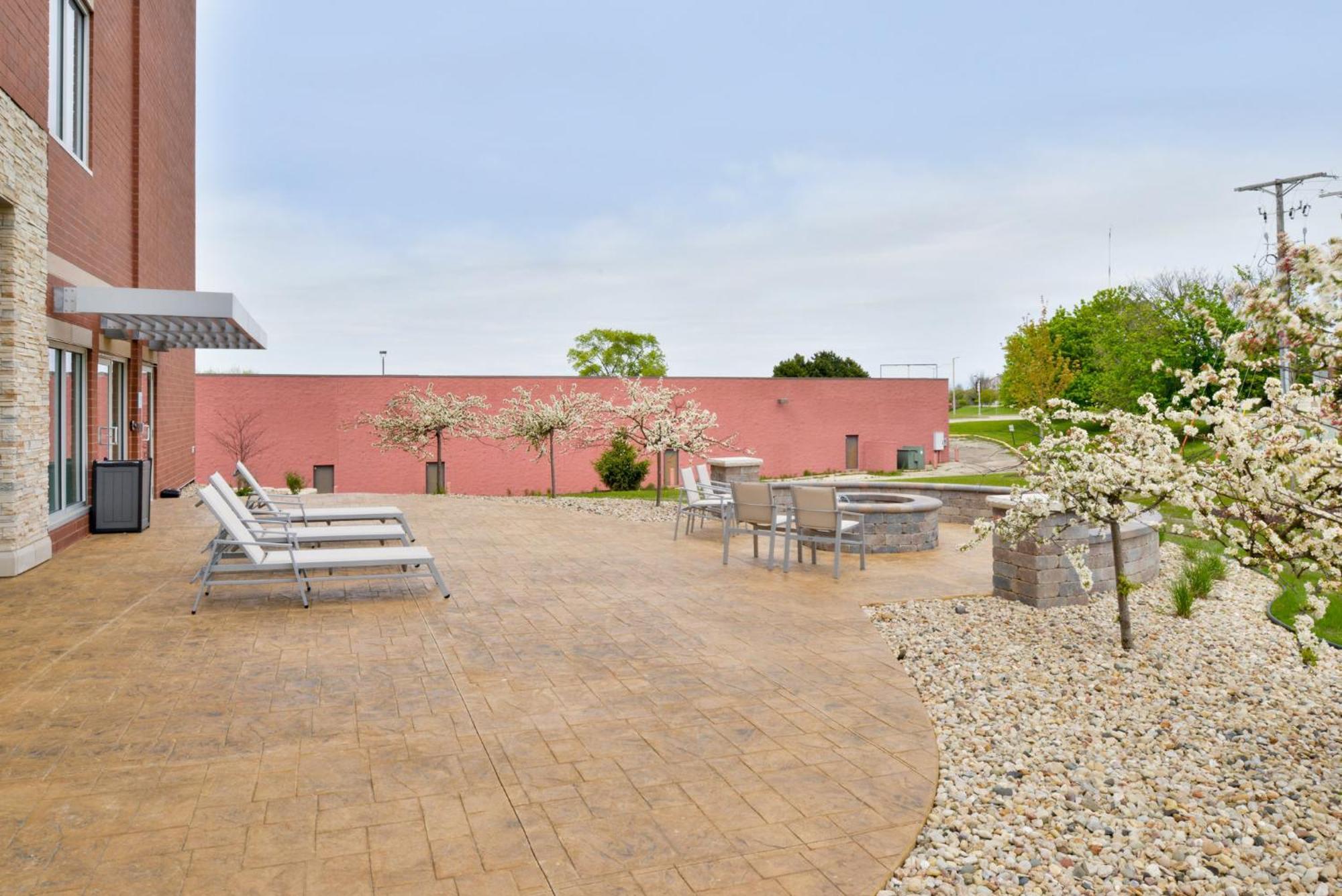 Holiday Inn Express & Suites Madison By Ihg Exterior foto